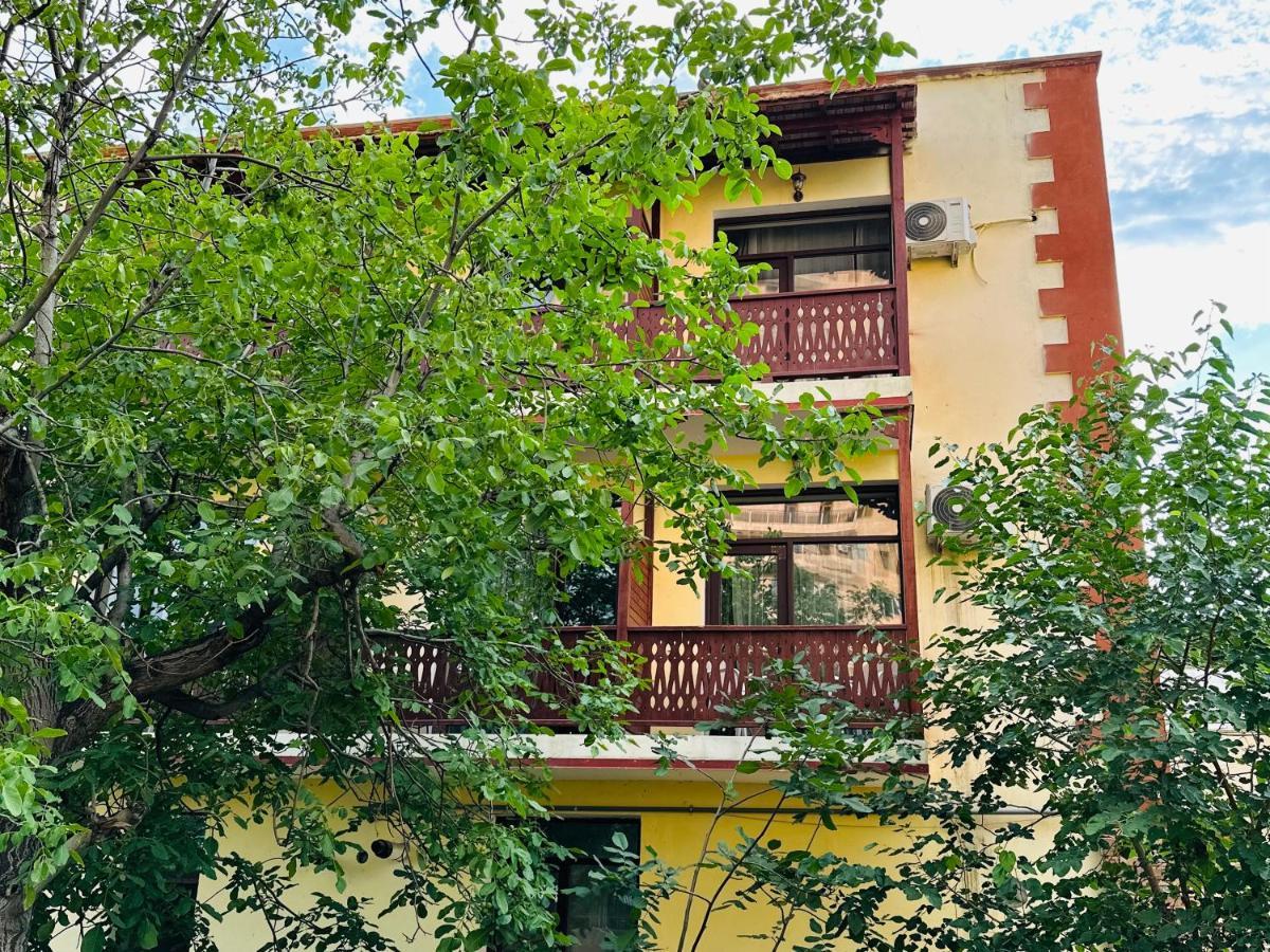 Old Armenia Hotel Yerevan Bagian luar foto